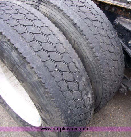 image for item 1465 2004 Peterbilt Conventional 387 semi truck