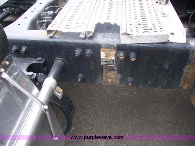 image for item 1465 2004 Peterbilt Conventional 387 semi truck