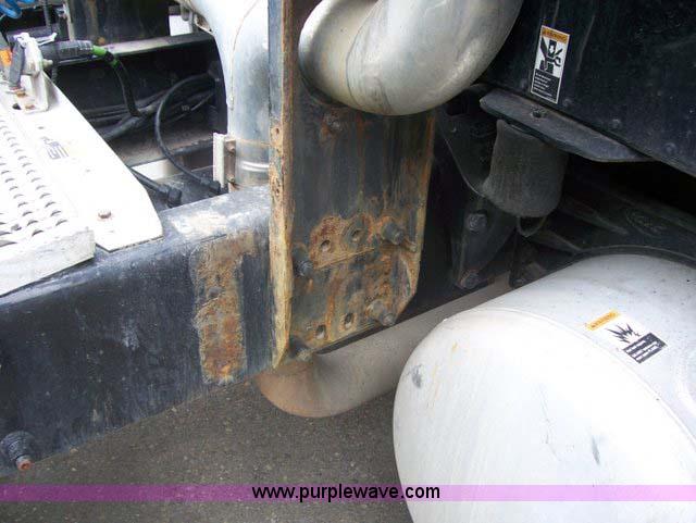 image for item 1465 2004 Peterbilt Conventional 387 semi truck