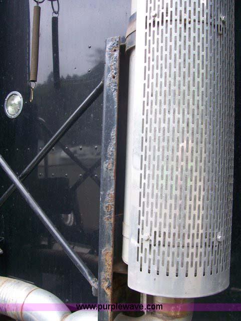 image for item 1465 2004 Peterbilt Conventional 387 semi truck