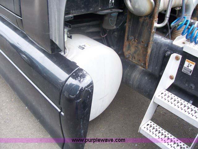 image for item 1465 2004 Peterbilt Conventional 387 semi truck