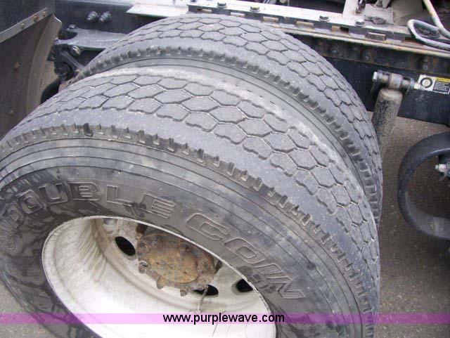 image for item 1465 2004 Peterbilt Conventional 387 semi truck