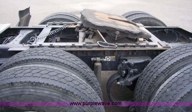 image for item 1465 2004 Peterbilt Conventional 387 semi truck