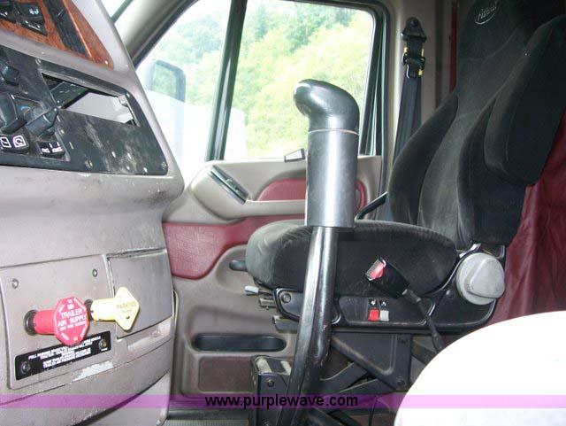 image for item 1465 2004 Peterbilt Conventional 387 semi truck