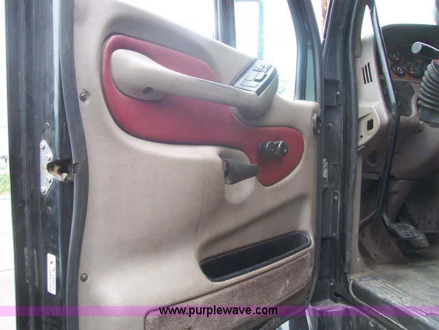 image for item 1465 2004 Peterbilt Conventional 387 semi truck