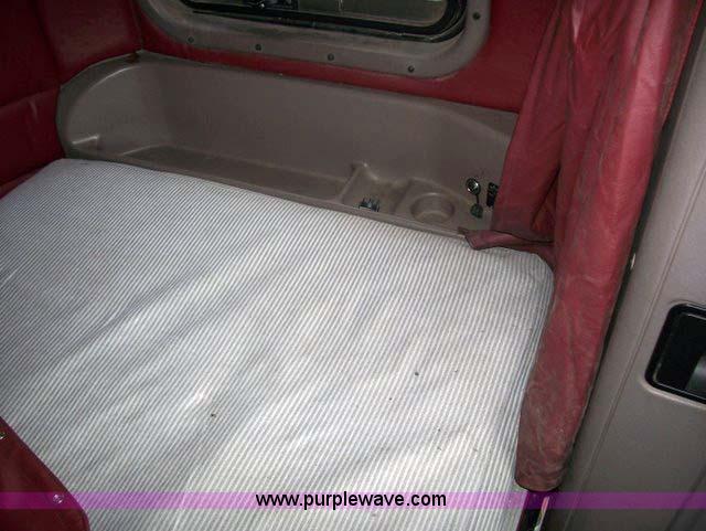 image for item 1465 2004 Peterbilt Conventional 387 semi truck