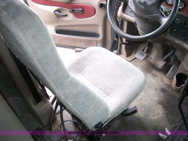 image for item 1465 2004 Peterbilt Conventional 387 semi truck