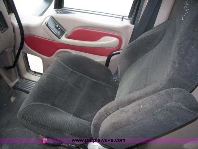 image for item 1465 2004 Peterbilt Conventional 387 semi truck