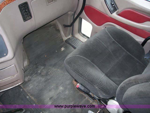 image for item 1465 2004 Peterbilt Conventional 387 semi truck