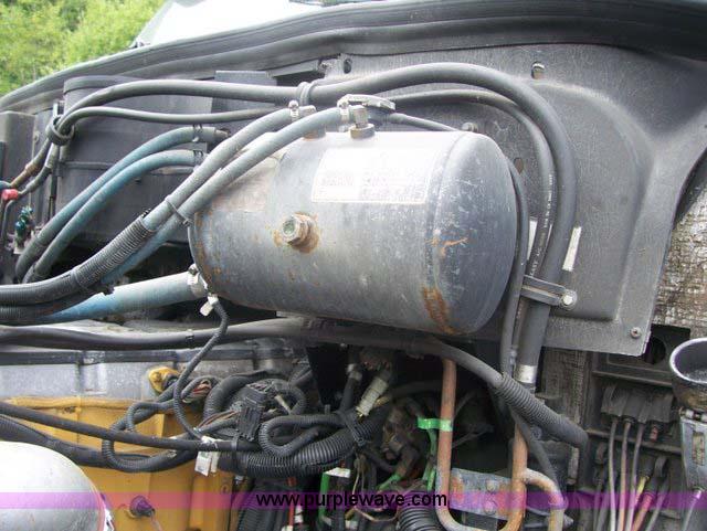 image for item 1465 2004 Peterbilt Conventional 387 semi truck