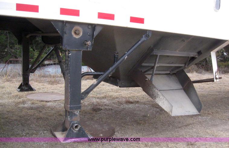 image for item 3037 2000 Jet 42' grain trailer