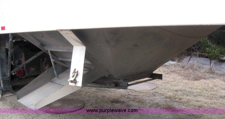 image for item 3037 2000 Jet 42' grain trailer