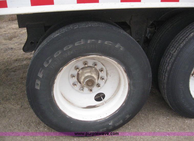 image for item 3037 2000 Jet 42' grain trailer