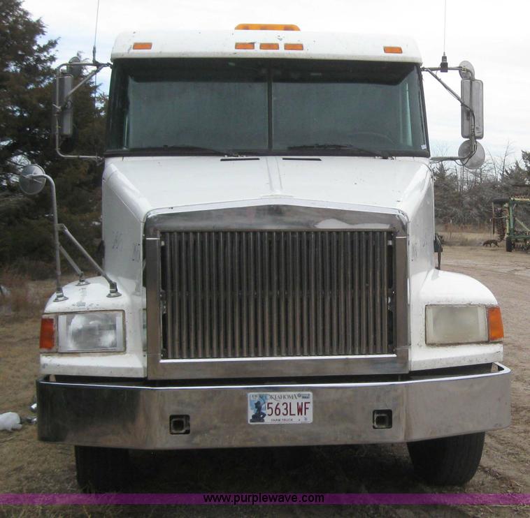 image for item 3060 1995 White Gmc WIA semi truck