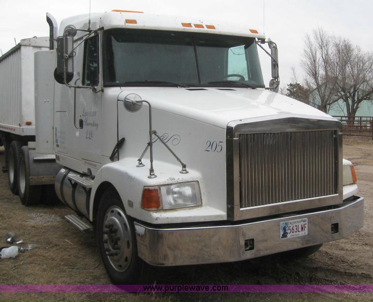 image for item 3060 1995 White Gmc WIA semi truck