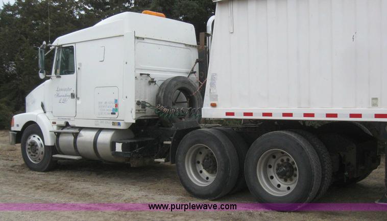 image for item 3060 1995 White Gmc WIA semi truck