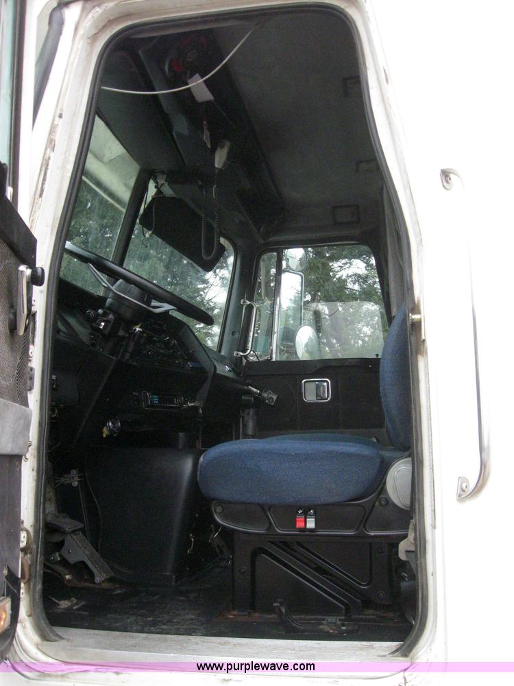 image for item 3060 1995 White Gmc WIA semi truck