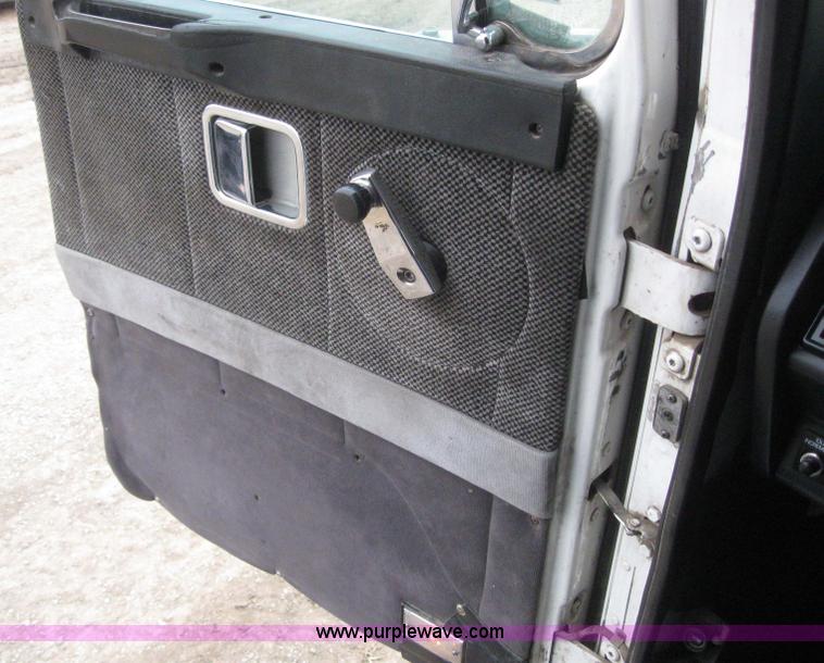 image for item 3060 1995 White Gmc WIA semi truck