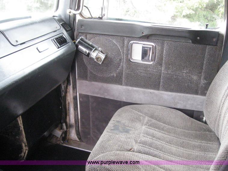 image for item 3060 1995 White Gmc WIA semi truck