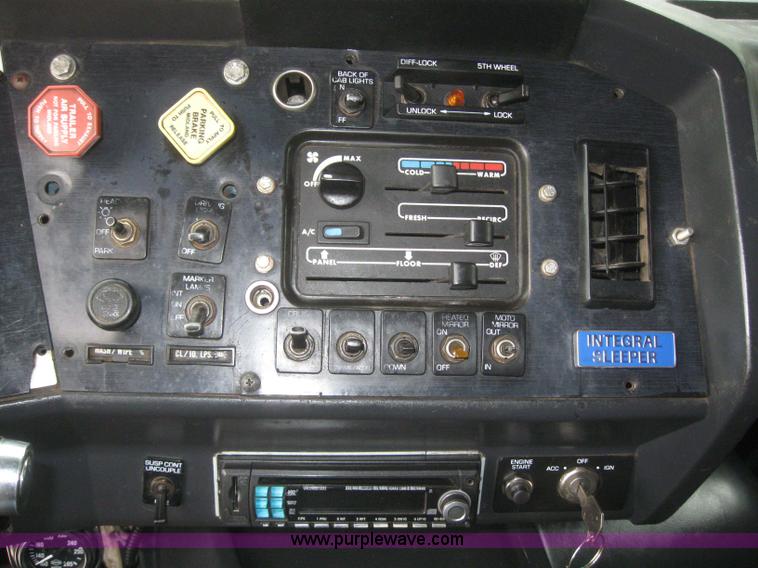 image for item 3060 1995 White Gmc WIA semi truck