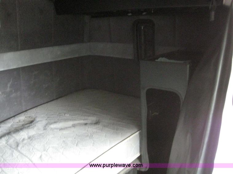 image for item 3060 1995 White Gmc WIA semi truck