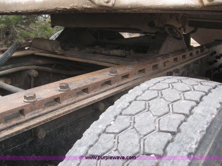 image for item 3060 1995 White Gmc WIA semi truck