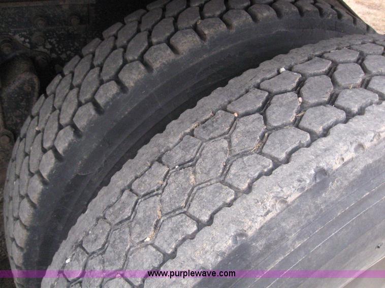 image for item 3060 1995 White Gmc WIA semi truck