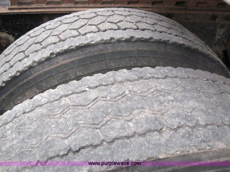 image for item 3060 1995 White Gmc WIA semi truck