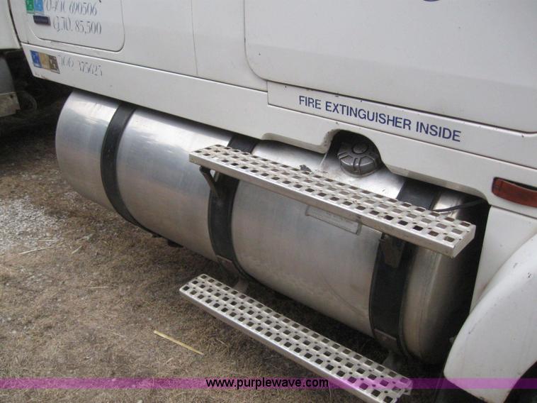 image for item 3060 1995 White Gmc WIA semi truck