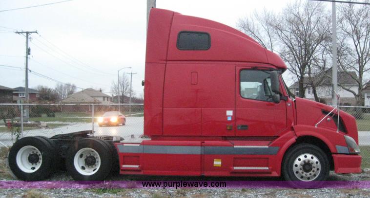 image for item 3071 2004 Volvo VNL semi truck