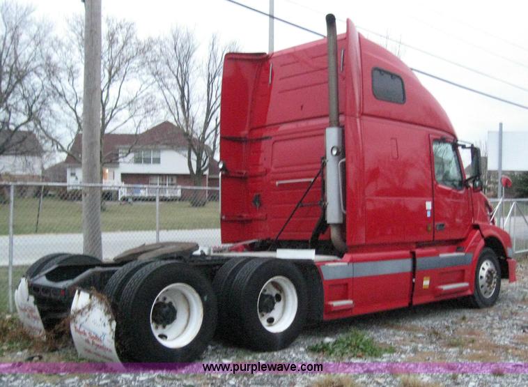 image for item 3071 2004 Volvo VNL semi truck