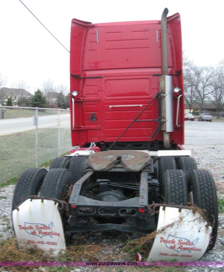 image for item 3071 2004 Volvo VNL semi truck