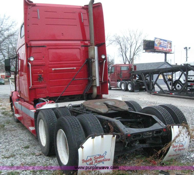 image for item 3071 2004 Volvo VNL semi truck