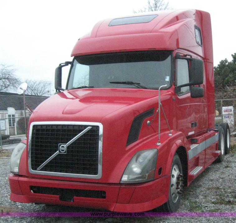 image for item 3071 2004 Volvo VNL semi truck