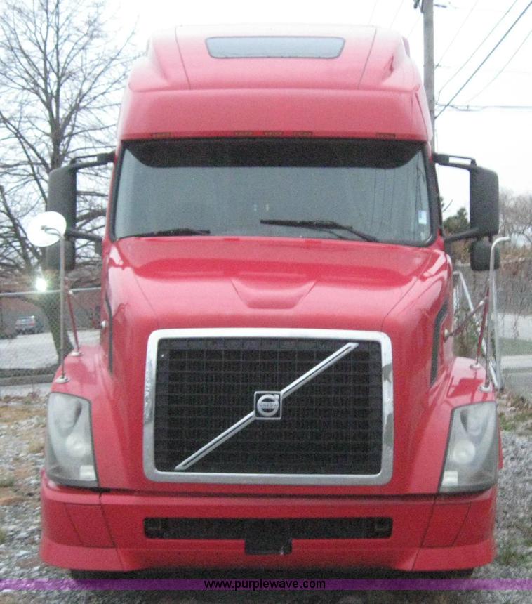 image for item 3071 2004 Volvo VNL semi truck