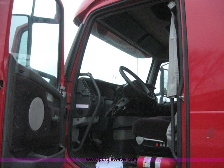 image for item 3071 2004 Volvo VNL semi truck