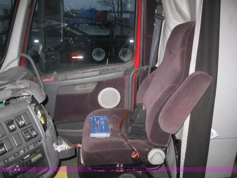 image for item 3071 2004 Volvo VNL semi truck