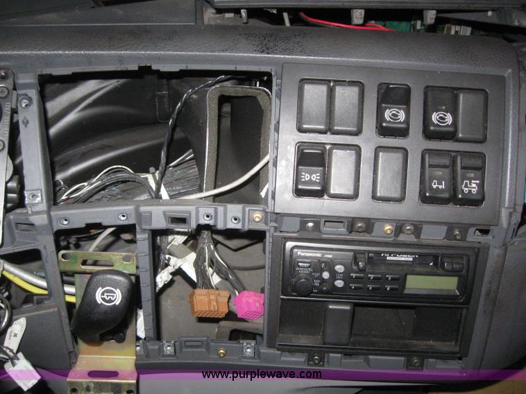 image for item 3071 2004 Volvo VNL semi truck