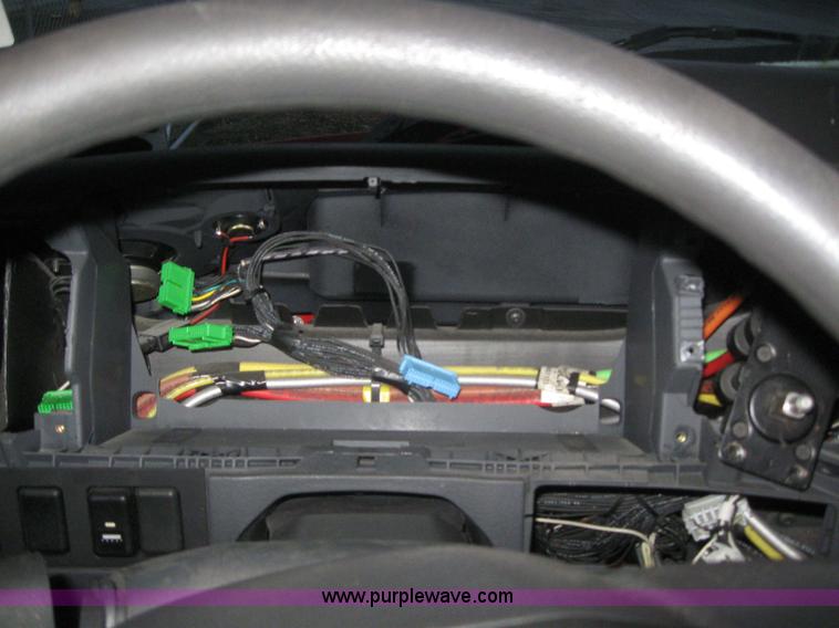 image for item 3071 2004 Volvo VNL semi truck