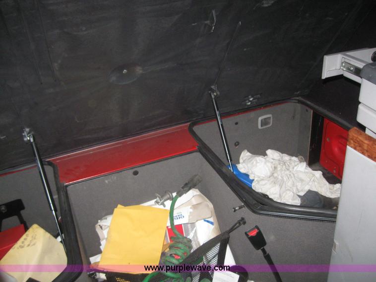 image for item 3071 2004 Volvo VNL semi truck