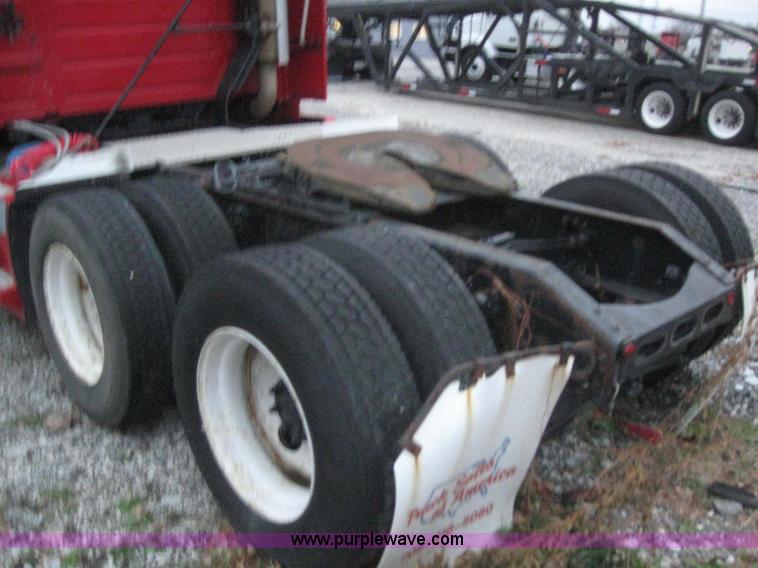 image for item 3071 2004 Volvo VNL semi truck