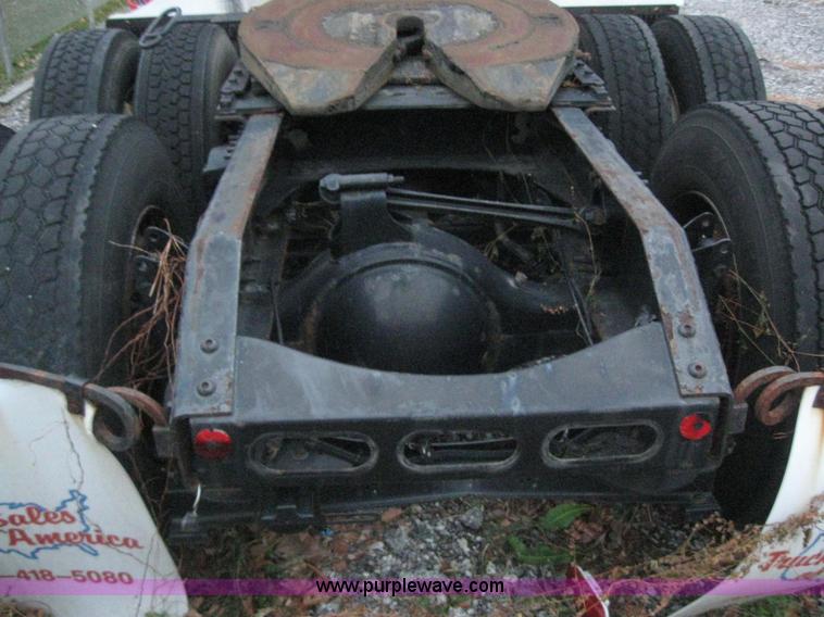 image for item 3071 2004 Volvo VNL semi truck