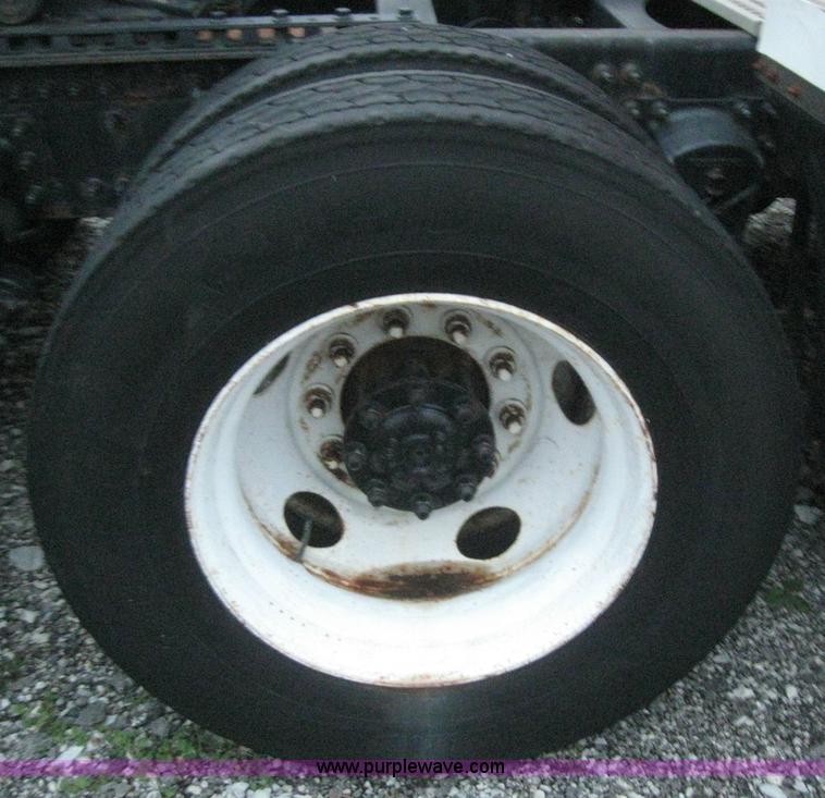 image for item 3071 2004 Volvo VNL semi truck