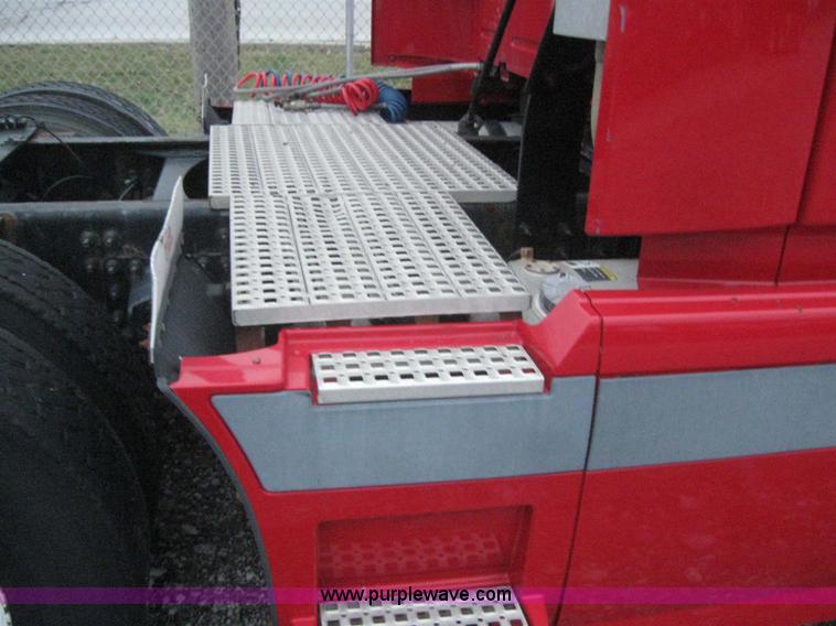 image for item 3071 2004 Volvo VNL semi truck