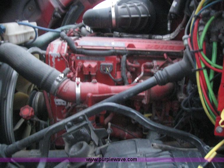 image for item 3071 2004 Volvo VNL semi truck