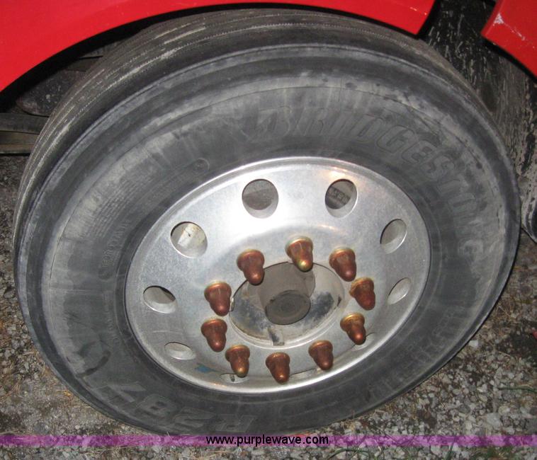 image for item 3071 2004 Volvo VNL semi truck