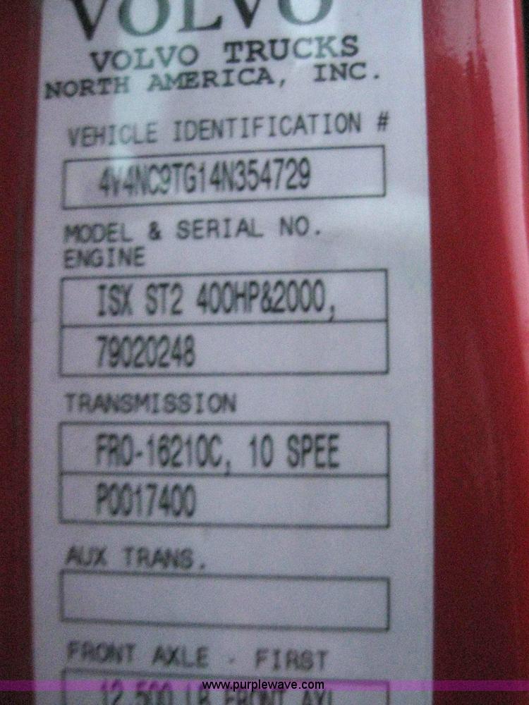 image for item 3071 2004 Volvo VNL semi truck