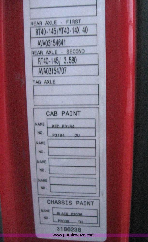 image for item 3071 2004 Volvo VNL semi truck