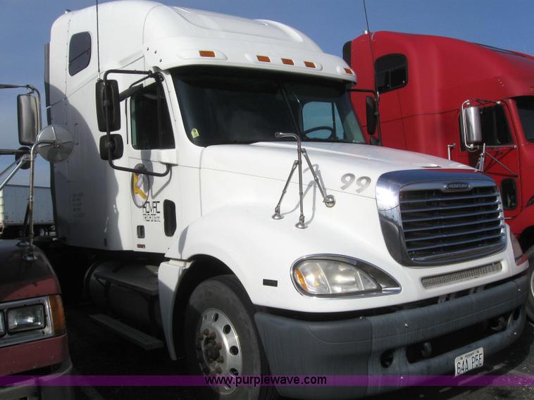 image for item 3075 2005 Freightliner Columbia 120 semi truck