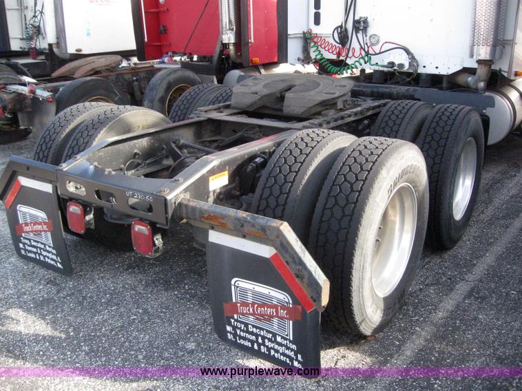 image for item 3075 2005 Freightliner Columbia 120 semi truck